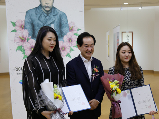 안병용 의정부시장(가운데)과 기념촬영을 하고 있는 홍소희·김소담 학생.  강남대 제공
